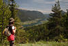 1202757_Bergwanderer Mädchen Naturbilder am Aussichtspunkt Frau Seeblick Rucksacktourist Fotografie