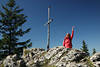 Gipfelfreude Wanderin am Bergkeuz in Foto Mädchen Hand hoch inmitten Felsen