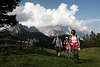 913395_Bergwanderer Wanderporträt Frauen-Dreier auf Almwiese im Marsch vor Bergmassiv