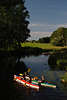 706345_ Kajaks, Kanoe in Natururlaub auf Wasser, Paddelboote Romantik in Flulandschaft Foto