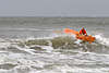 705821_ Ruderboot auf See Welle bei Sturmwetter, Mann rudert im Boot gegen Wasserwellen rudern, Foto mit Kick