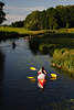 706338_ Kajaks in Flußlandschaft Foto, mit Kanoe in Natururlaub auf Wasser, Paddelboote in Romantik Urlaub