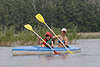 56633_ Paddler Duo auf Seefahrt, Mädchen Frauen Paar mit Kajak in Wasserlandschaft paddeln, Kajakwanderer