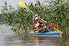 56641_ Paddelboot im Schilf Foto, Kajak in Schilfgräser mit Mädchen Paar an Board auf See Wasser paddeln