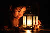 Bd1053_ Hübsches Mädchen Foto am Tischlampion, Frau sitzen an Tischlaterne Bild im Kerzenlicht