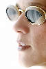 50688_ Frau Profil in Designer Brille