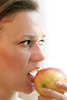 50706_ Frau Gesichtfoto in Apfel beißen Obst Frucht Apfelbiss Bild Apfelsinne essen
