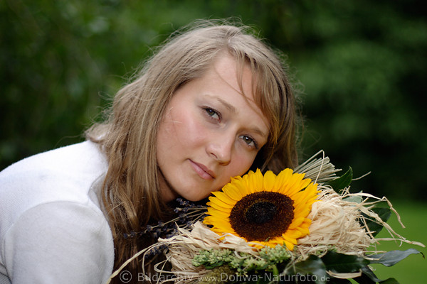 Frau-Blick eng Blumenstrauss Blondine hbsches Mdchen mit Sonnenblume