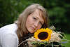 Frau-Blick eng Blumenstrauss Blondine hübsches Mädchen mit Sonnenblume
