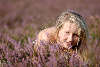 Blondine erotisch im Blütenfeld lila Heide Naturfoto Versteckspie