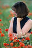 3798_Telefonieren im Blumenfeld Frau im roten Klatschmohn Foto auf Blumenwiese mit Handytelefon im Gespräch beim Naturausflug