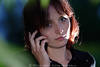 55705_ Mädel photo mit Handy im Garten, Portrait beim Telefonieren