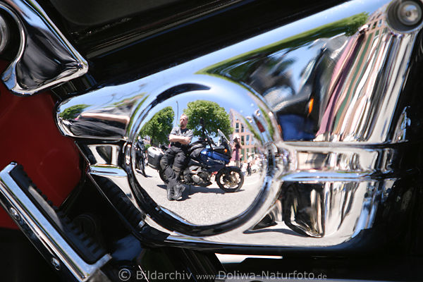 Bike-Glanz geputzter Motorteile Foto wie im Spiegel Mann Portrait am Motorrad