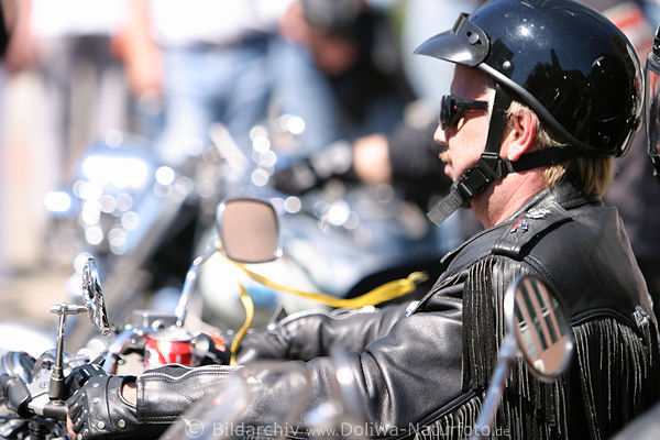 Harley Lederlook Foto Biker Motorrad Lifestyle Kult Fahrt zum Gottesdienst in Michel