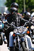 54449_ Biker Paar vermummt mit Gesichtstuch Foto, Bikedame am Motorradlenkrad mit Atemschutz