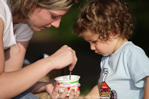 Mutter Kind essen geben fttern bei Picknick im Freien Bube Kindlein mnnlicher Nachwuchs