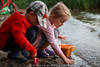Kinder Sandspiele Foto am WasserUfer baggern graben Mädchen blond Junge Children-plays