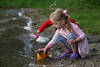 Mädchen Spiel am Wasser Schlick blondes Kind Bild am Seeufer Blondine Porträt
