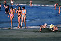 Kinder Paar Sandburg graben am MeerStrand bikini Mädchen am Wasser spazieren