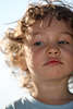 807492_ Junge mit Locken, Kind, Sprossling Gesicht, Nachwuchs gelocktes Haar in Fotografie