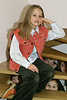 41030_ Alle Kinder wollten aufs Bild, Mädchen weiblich blondes Kind auf Treppe sitzen vor Kindergesichter