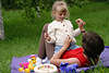 57545_ Kind mit Mutter Frau im Freien auf Wiese spielen und herumtoben, blondes Kindchen lachend