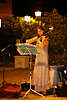 908121_Violinistin mit Geige Porträt beim Musik spielen im romantischen Laternenlicht Mlitz-Hussain Katharina Foto vor Musikpult mit Violine