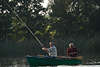 607493_ Angler Paar auf See im Boot bei angeln