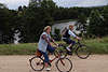 57908_ Frauen Radtour, Paar in Fahrt mit Zweirdern am Ublick See radeln, Radausflug in Masuren, Ostpreussen Foto