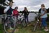 58020_ Frauen mit Zweirdern bei Unterhaltung & Spass auf Radtour vor Martinshagener See in Seehhe
