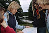 58047_ Radtour Besprechung - Frauen Quartett beim Karte lesen, Route festlegen am See in Foto mit Seeblick