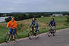 58070_ Frauen Trio mit Rad in Fahrt auf Landstrassehgel mit Seeblick auf Martinshagener See in Foto