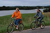 58071_ Frauen Paar, Radlerduo mit Rad in Fahrt auf Landstrassehgel mit Seeblick auf Martinshagener See