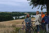 58077_ Radtour Martinshagener See in Hessenhhe Foto, Frauen mit Fahrrad lachend bei Spass auf Radtour vor Seeblick