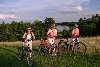 57343_Frauen Trio mit Fahrräder vor See in Masuren
