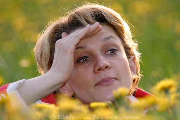 Frau Versteckspiel in Blumenwiese hbsches Mdchen Kopf Foto im Bltenfeld herausgucken