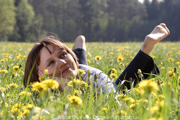 Frau in Blumenwiese liegen Mädchen Füsse hoch akrobatisch barfuß in Gelbblüten
