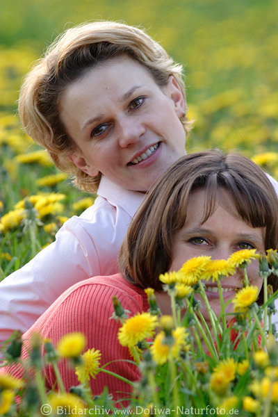 Mdels Portrt in Blumenfeld Gelbblten Foto Paar Ausflug Freude in Natur blhende Frhlingswiese