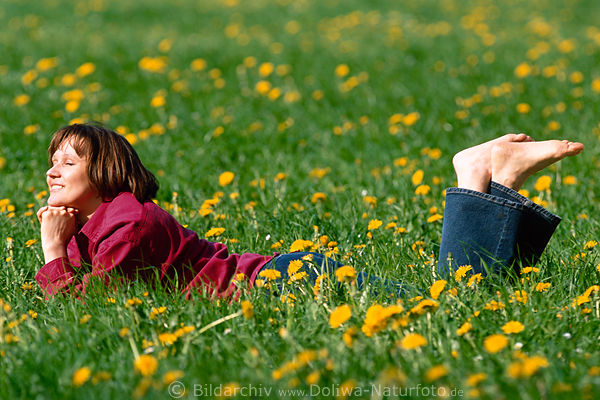 Frau in Blumenfeld barfuss Portrait in Wiesenblüten relaxen