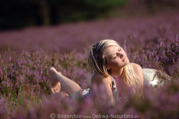 Erika Girl liegen in Blütenfeld träumen Heideblumen geniessen