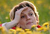 Frau Versteckspiel in Blumenwiese hübsches Mädchen Kopf Foto im Blütenfeld herausgucken