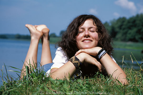 Frau beauty Girl in Gras am See-Wasserblick Naturportrt lcheln in Sonnenschein