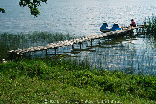 Entspannung am See, Frau am TretbootFoto auf Holzsteg im See  Junge schlafenam Wasser