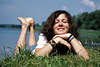 Frau beauty Girl in Gras am See-Wasserblick Naturporträt lächeln in Sonnenschein
