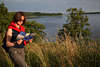 Frau lesen am See Hochufer Mädchen vor Wasserweite Naturlandschaf