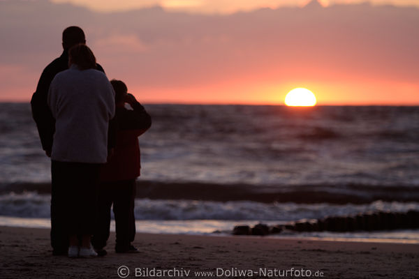 Familien-Trio vor Sonnenuntergang ber Seehorizont Romantiktreff