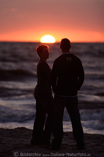 Seeuferpaar Romantiktreff bei Sonnenuntergang ber Meerhorizont