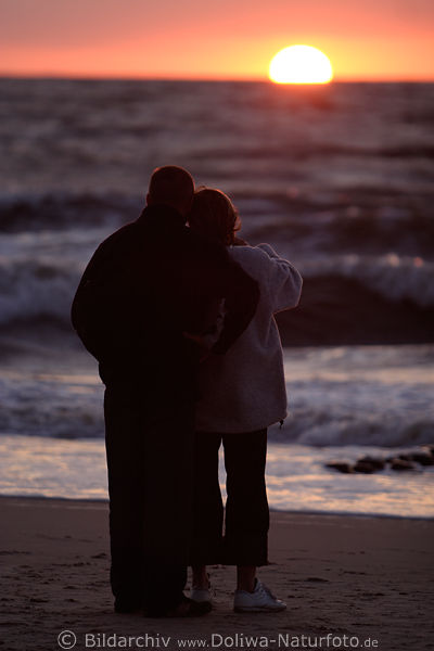 Paar vor Sonnenuntergang ber Meerhorizont Abendtreff