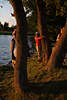 109899_Trio hinter Bäumen Porträt am Seeufer, jung & alt lustiges Foto Sonnenuntergang Romantik am Wasser