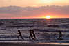Laufen in Wellen Gischt Badespass Romantik Sonnenuntergang Foto Mädels in Meerwasser